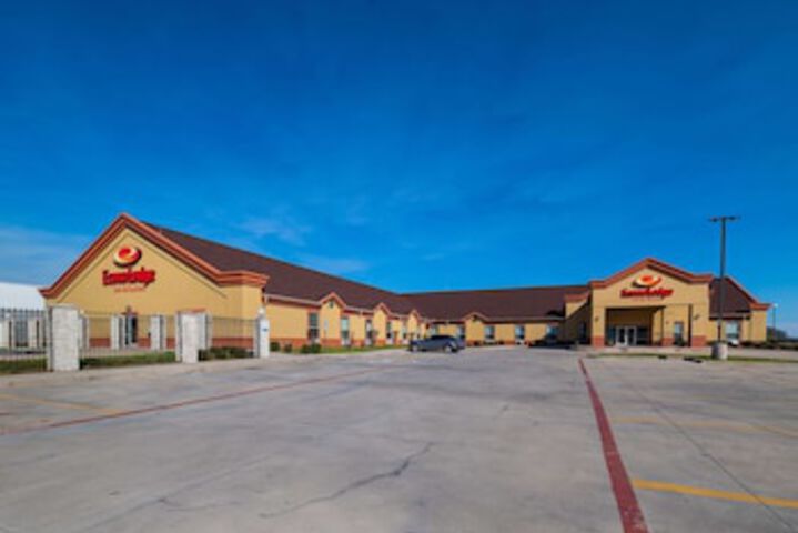 Econo Lodge Inn & Suites Bridgeport - thumb 0
