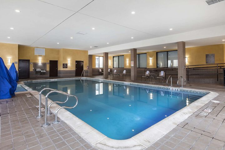 Comfort Inn & Suites - thumb 2