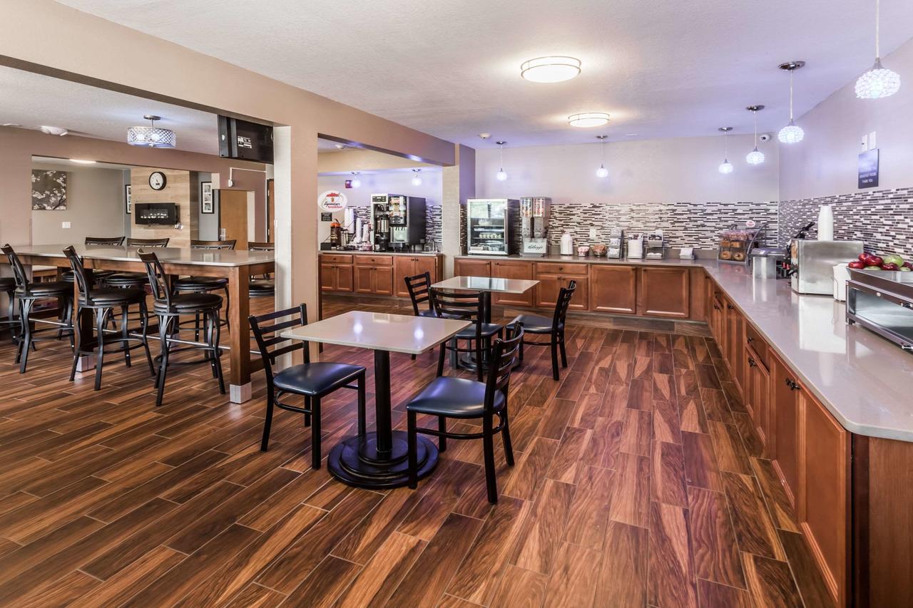 Super 8 By Wyndham Iowa City/Coralville - thumb 34