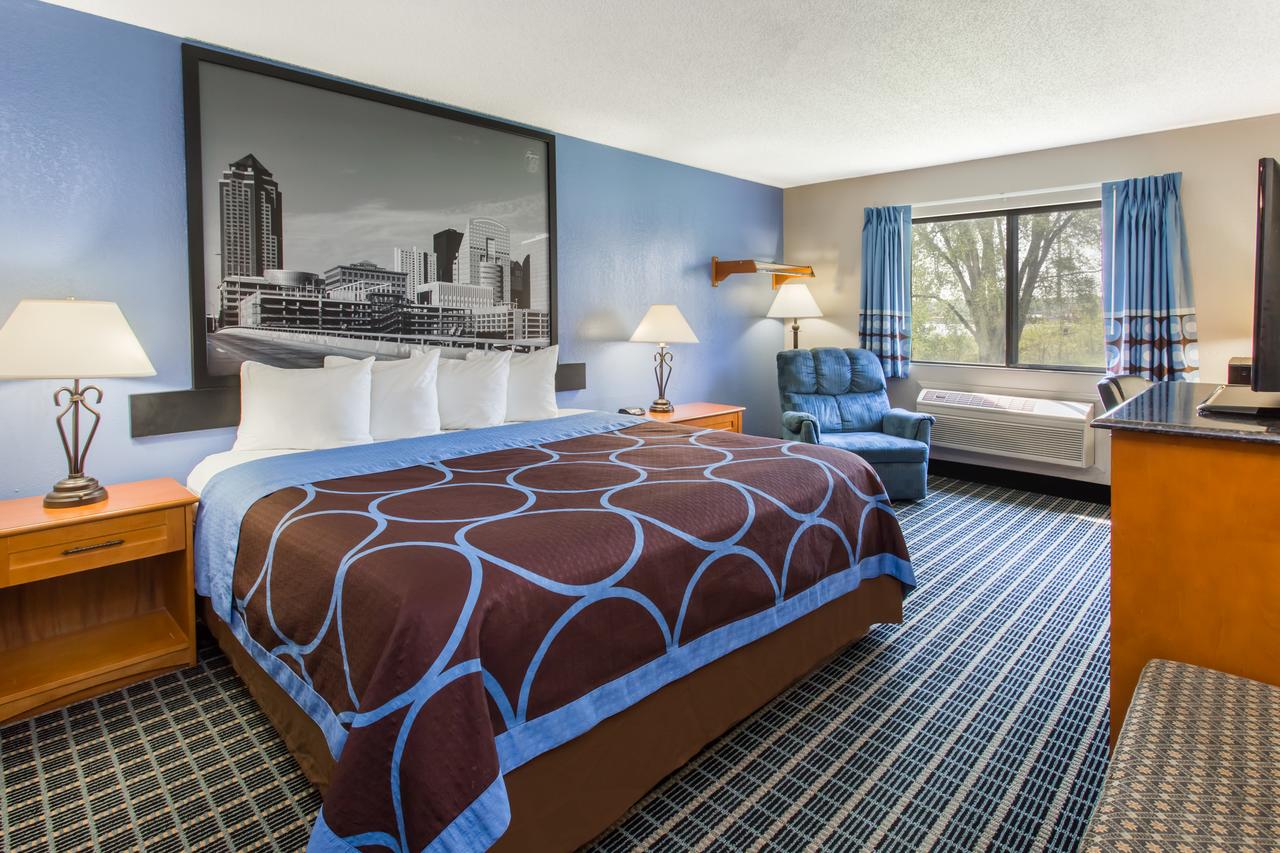 Super 8 By Wyndham Iowa City/Coralville - thumb 8