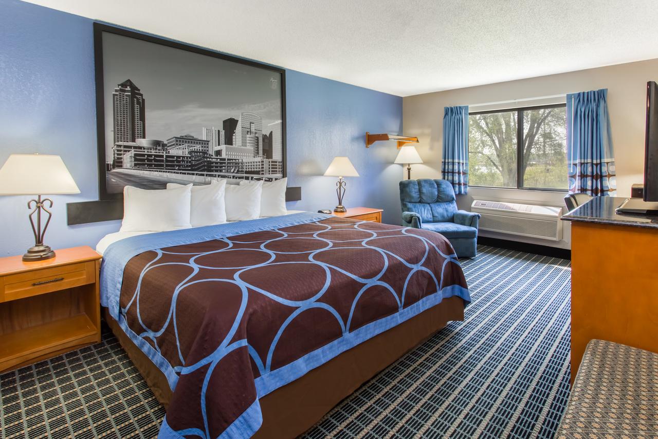 Super 8 By Wyndham Iowa City/Coralville - thumb 16