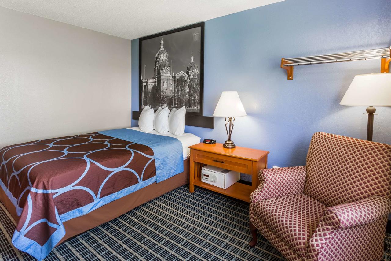 Super 8 By Wyndham Iowa City/Coralville - thumb 32