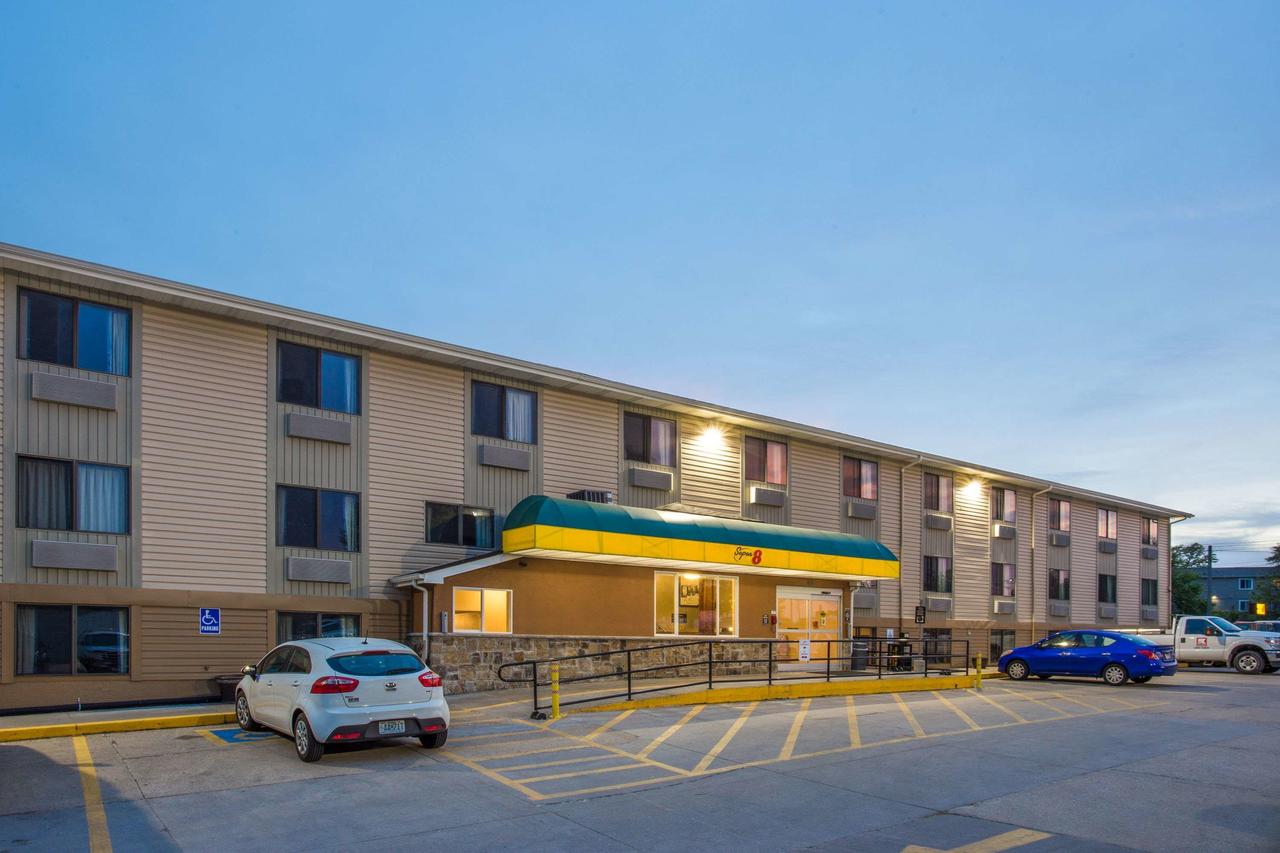 Super 8 By Wyndham Iowa City/Coralville - thumb 0