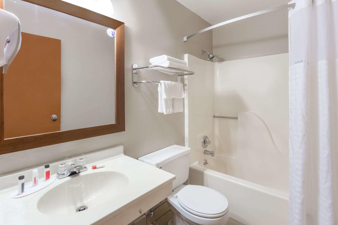 Super 8 By Wyndham Iowa City/Coralville - thumb 31