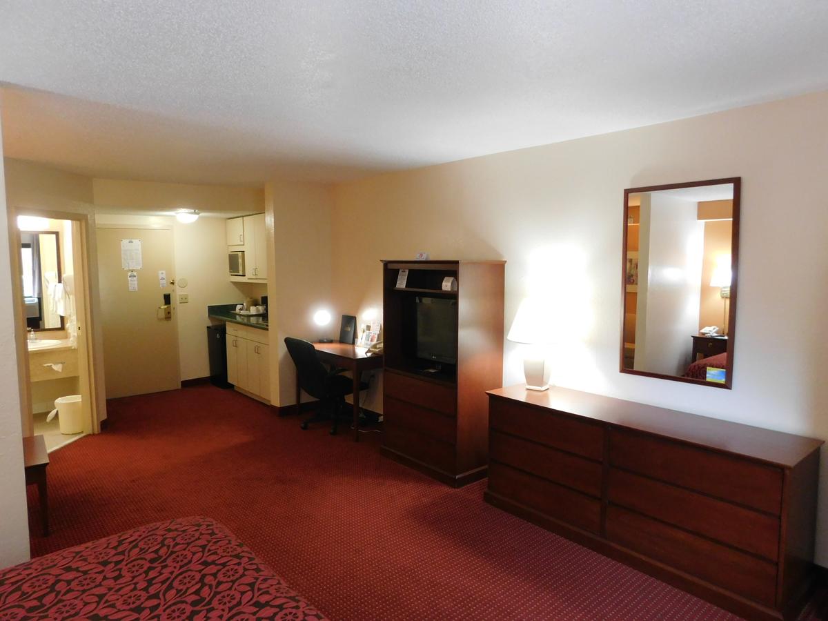 Days Inn & Suites By Wyndham Cedar Rapids - thumb 26