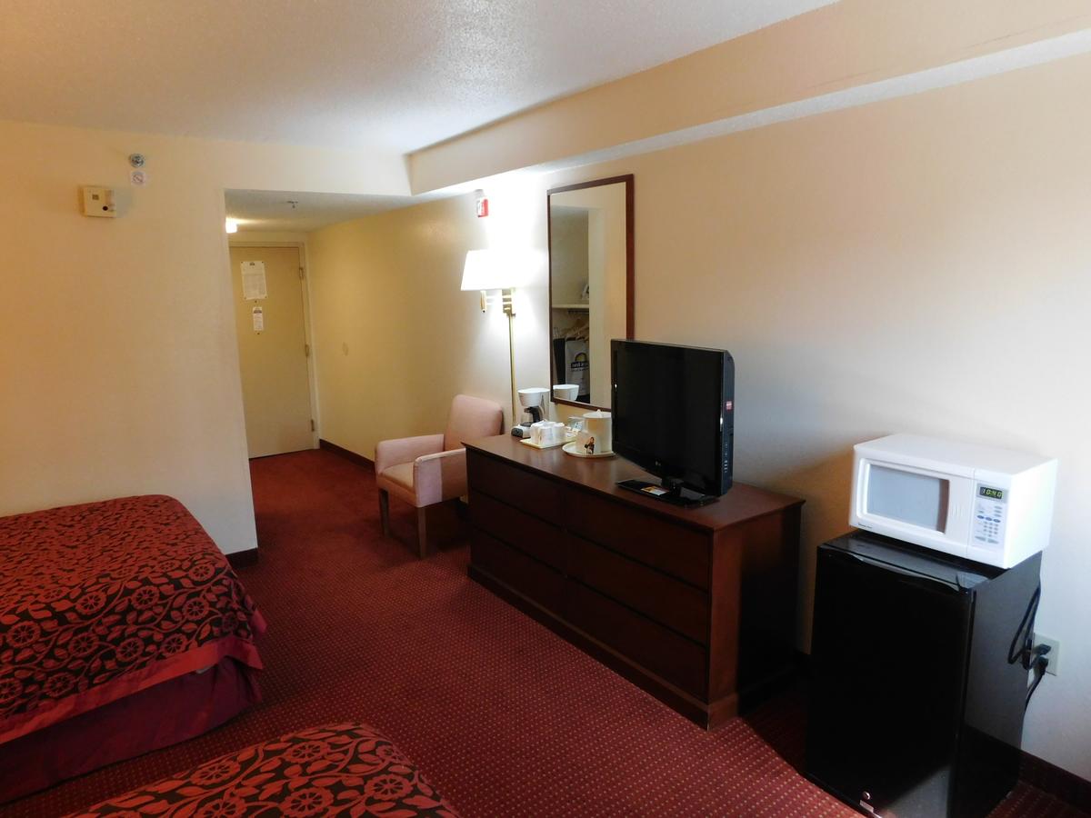 Days Inn & Suites By Wyndham Cedar Rapids - thumb 22