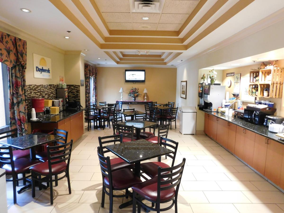 Days Inn & Suites By Wyndham Cedar Rapids - thumb 3