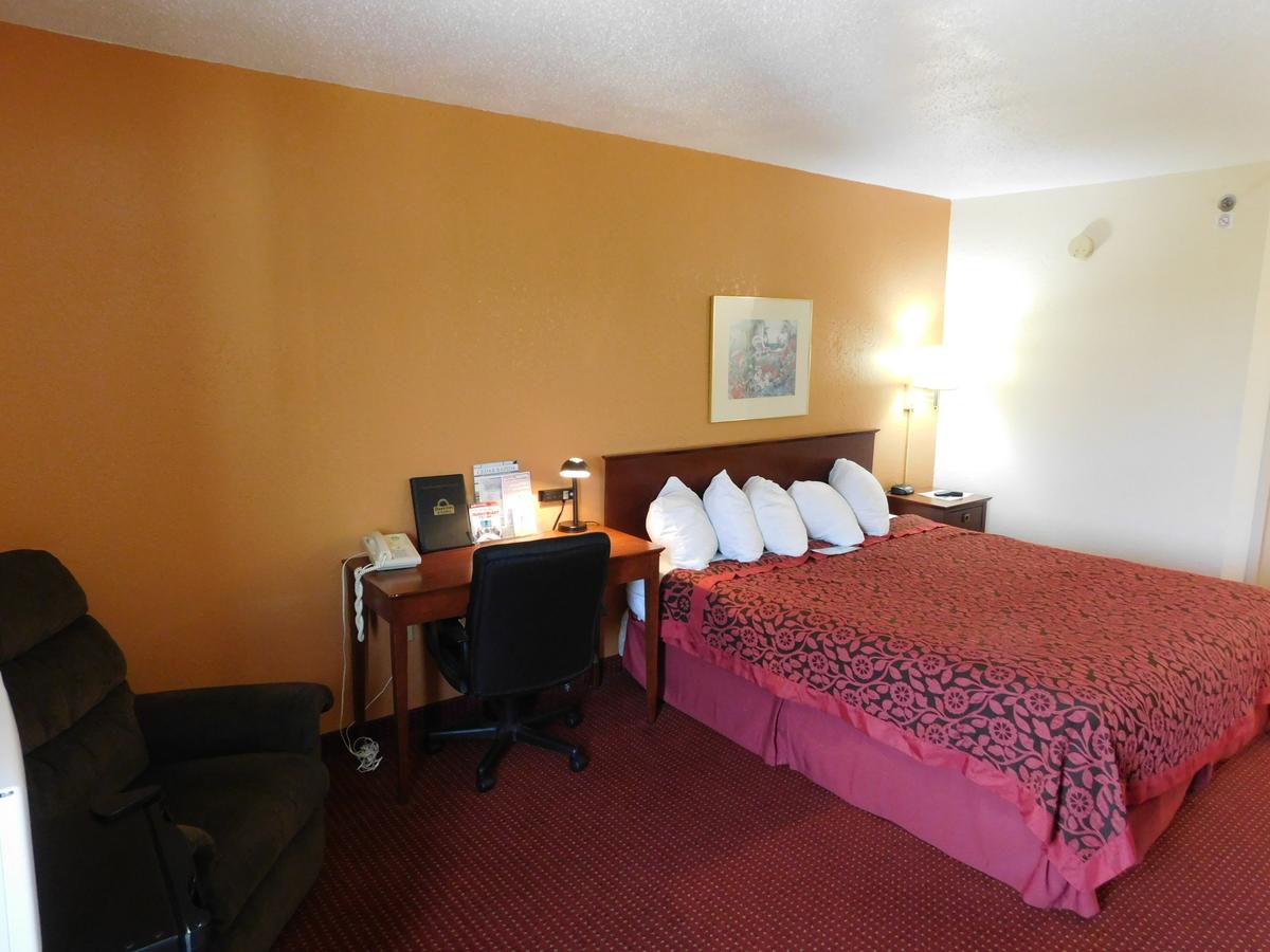 Days Inn & Suites By Wyndham Cedar Rapids - thumb 12