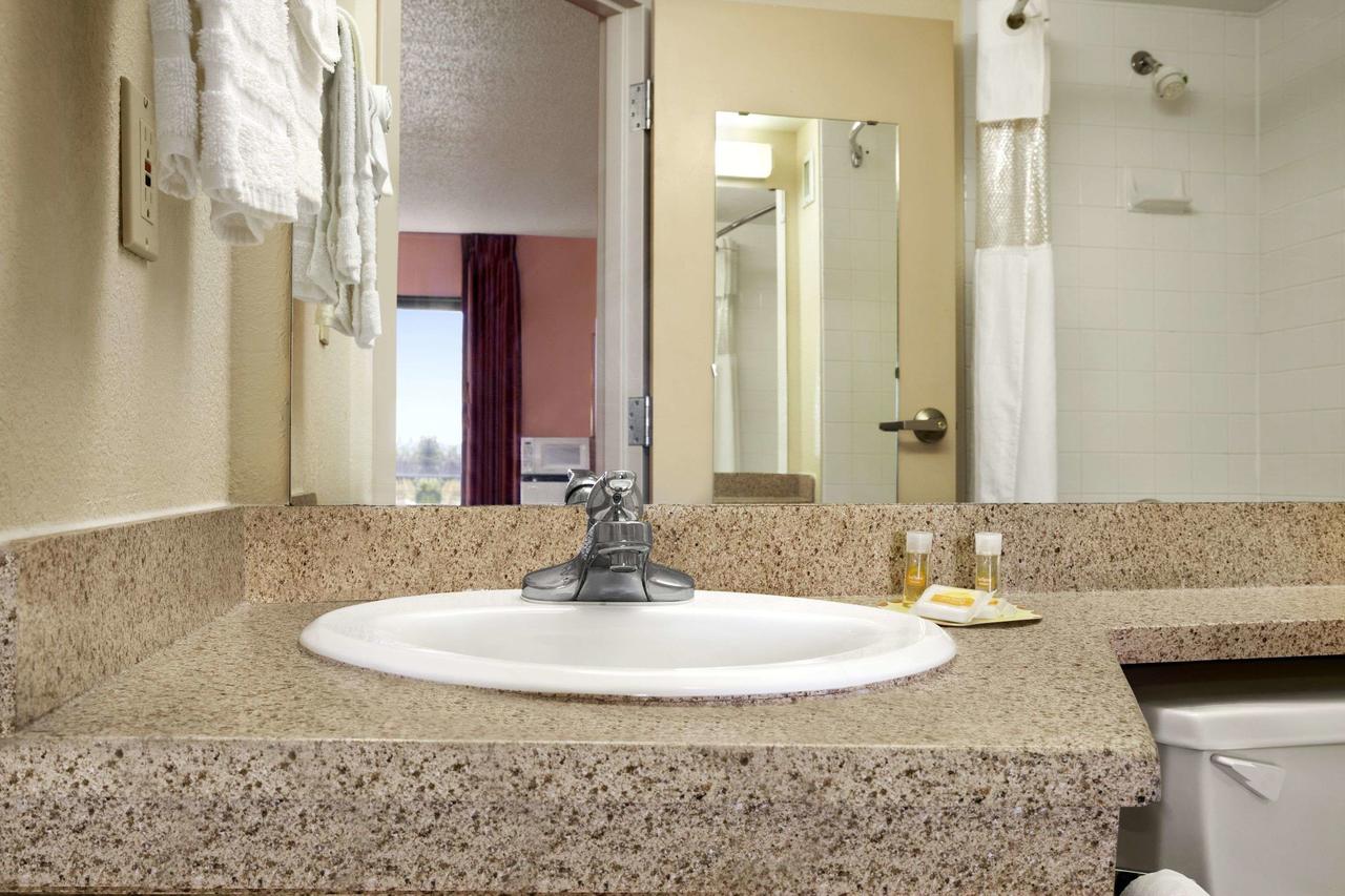 Days Inn & Suites By Wyndham Cedar Rapids - thumb 33