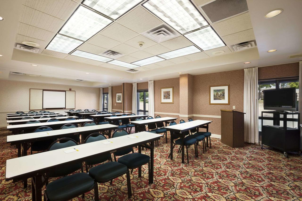 Days Inn & Suites By Wyndham Cedar Rapids - thumb 39