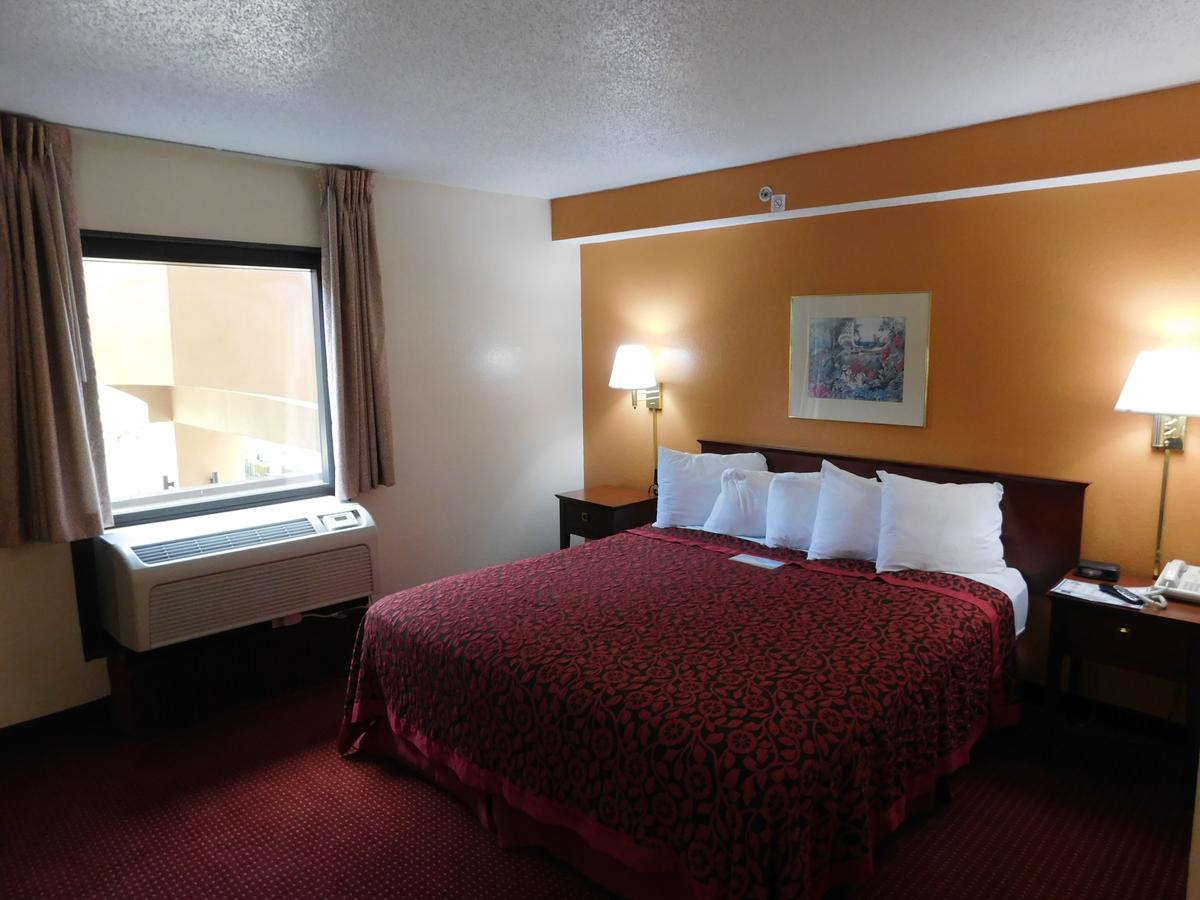 Days Inn & Suites By Wyndham Cedar Rapids - thumb 23