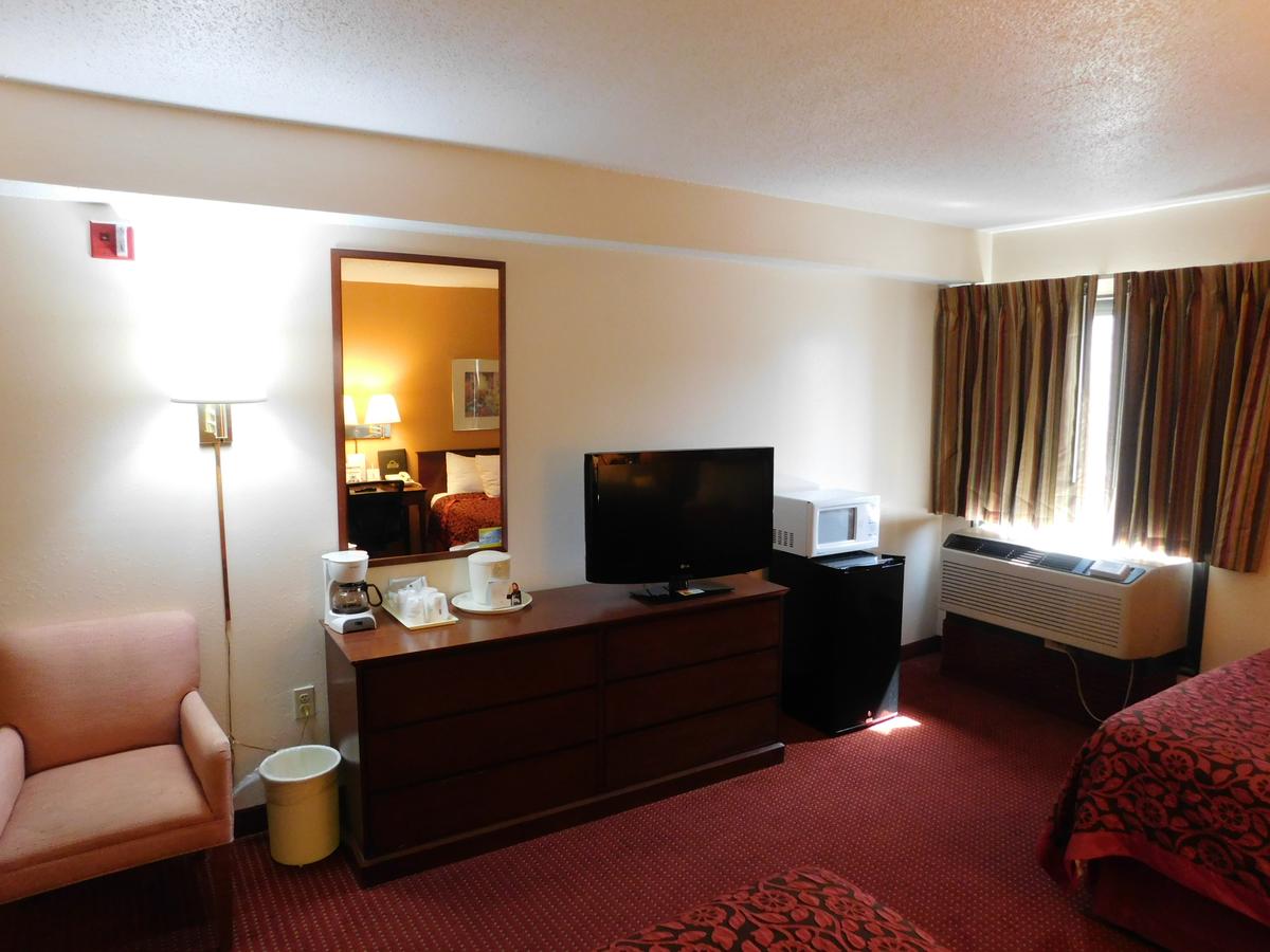 Days Inn & Suites By Wyndham Cedar Rapids - thumb 19