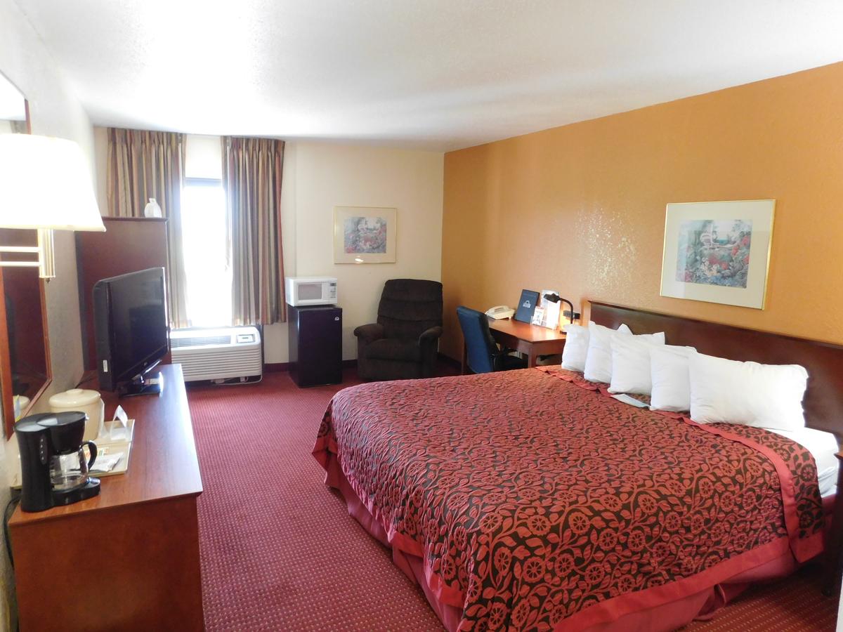 Days Inn & Suites By Wyndham Cedar Rapids - thumb 11