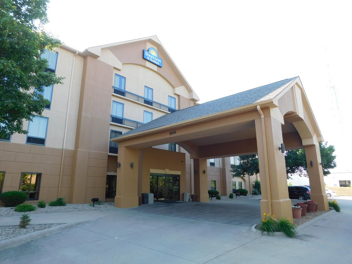 Days Inn & Suites By Wyndham Cedar Rapids - thumb 1