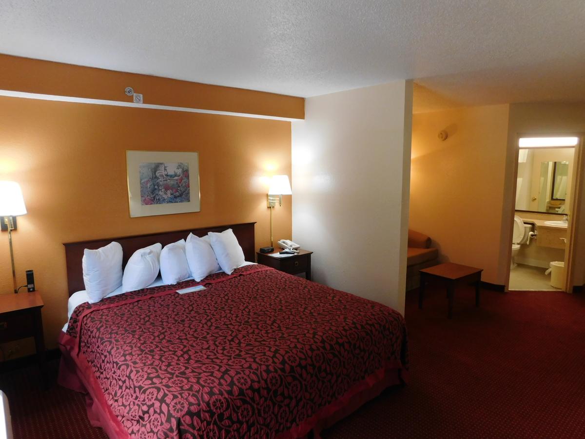 Days Inn & Suites By Wyndham Cedar Rapids - thumb 24