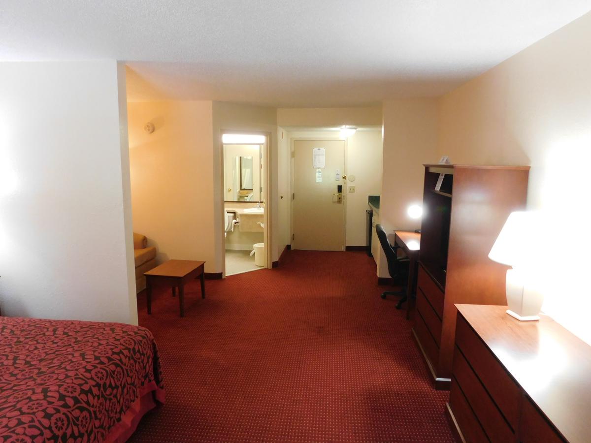 Days Inn & Suites By Wyndham Cedar Rapids - thumb 25