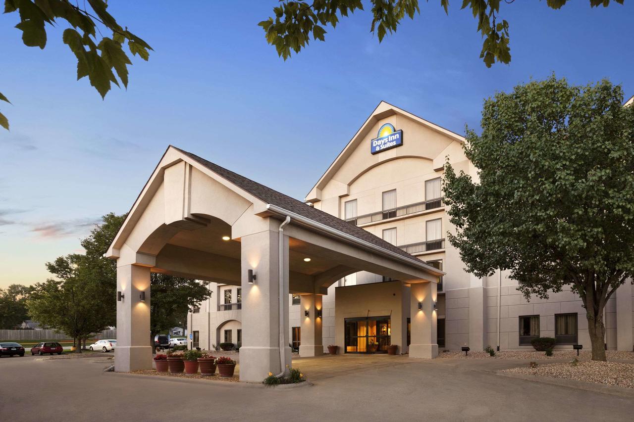 Days Inn & Suites By Wyndham Cedar Rapids - thumb 0