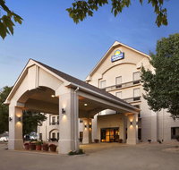 Days Inn  Suites by Wyndham Cedar Rapids - Orlando Tourists