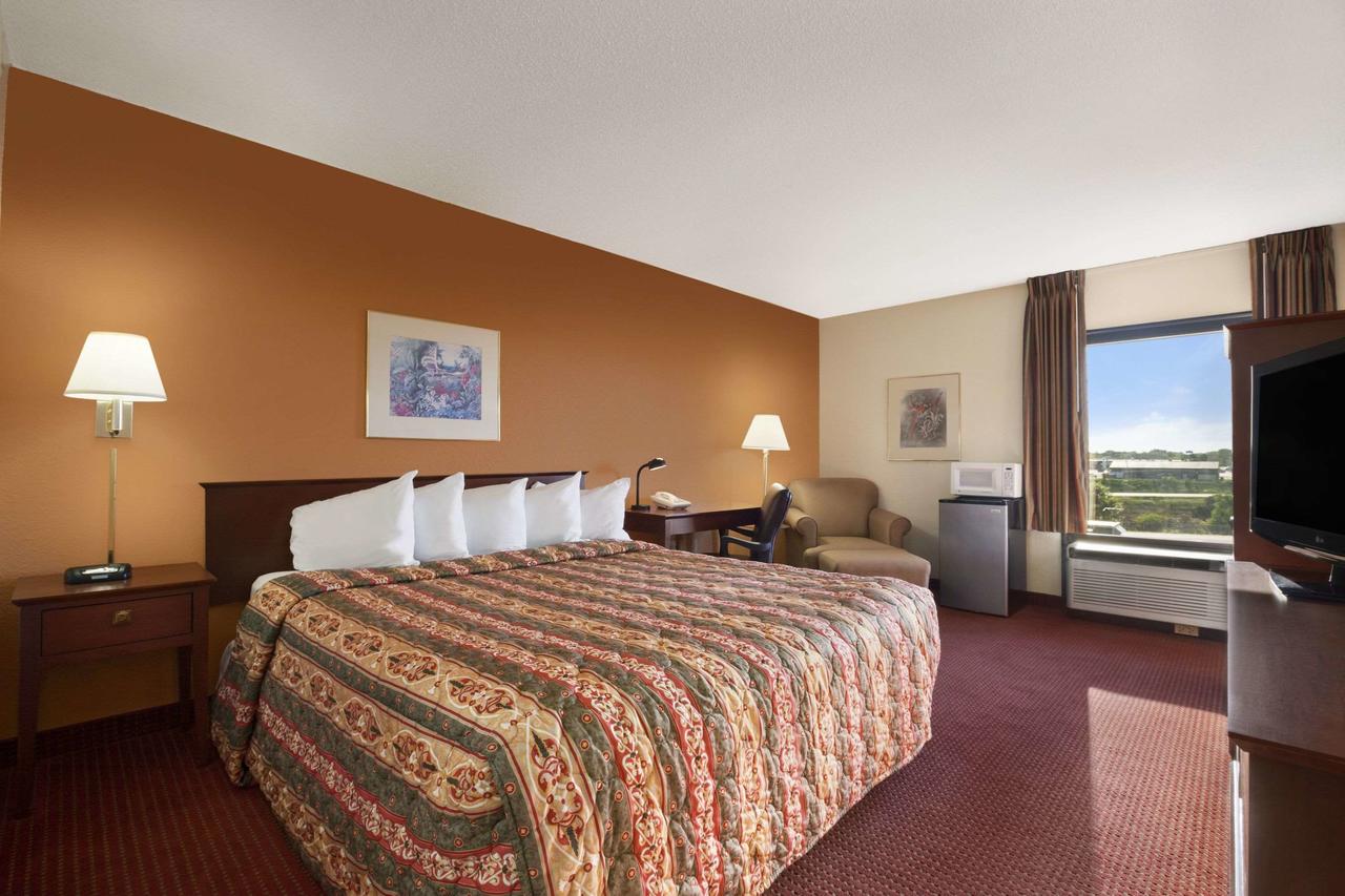 Days Inn & Suites By Wyndham Cedar Rapids - thumb 35