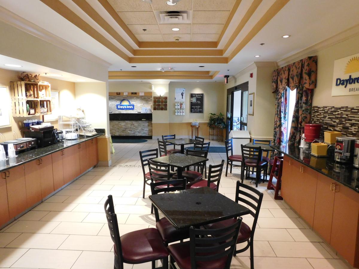 Days Inn & Suites By Wyndham Cedar Rapids - thumb 4