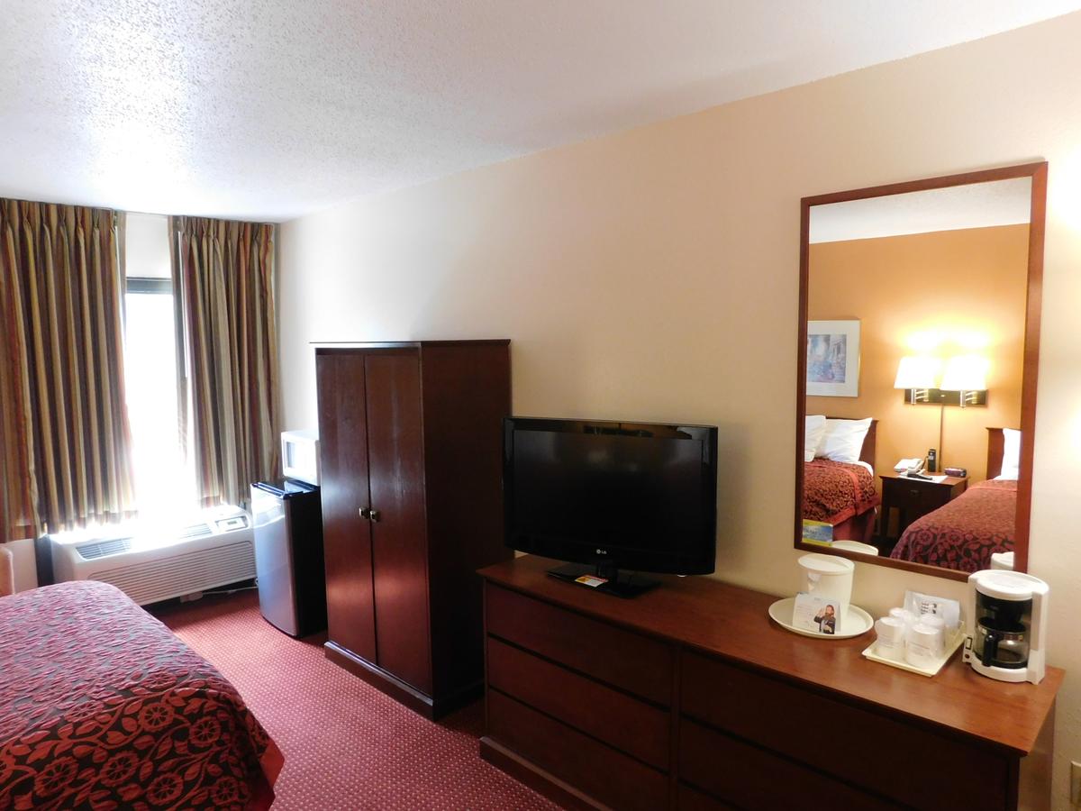 Days Inn & Suites By Wyndham Cedar Rapids - thumb 16
