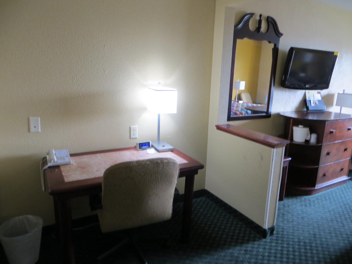 Economy Inn & Suites Cedar Rapids - thumb 14
