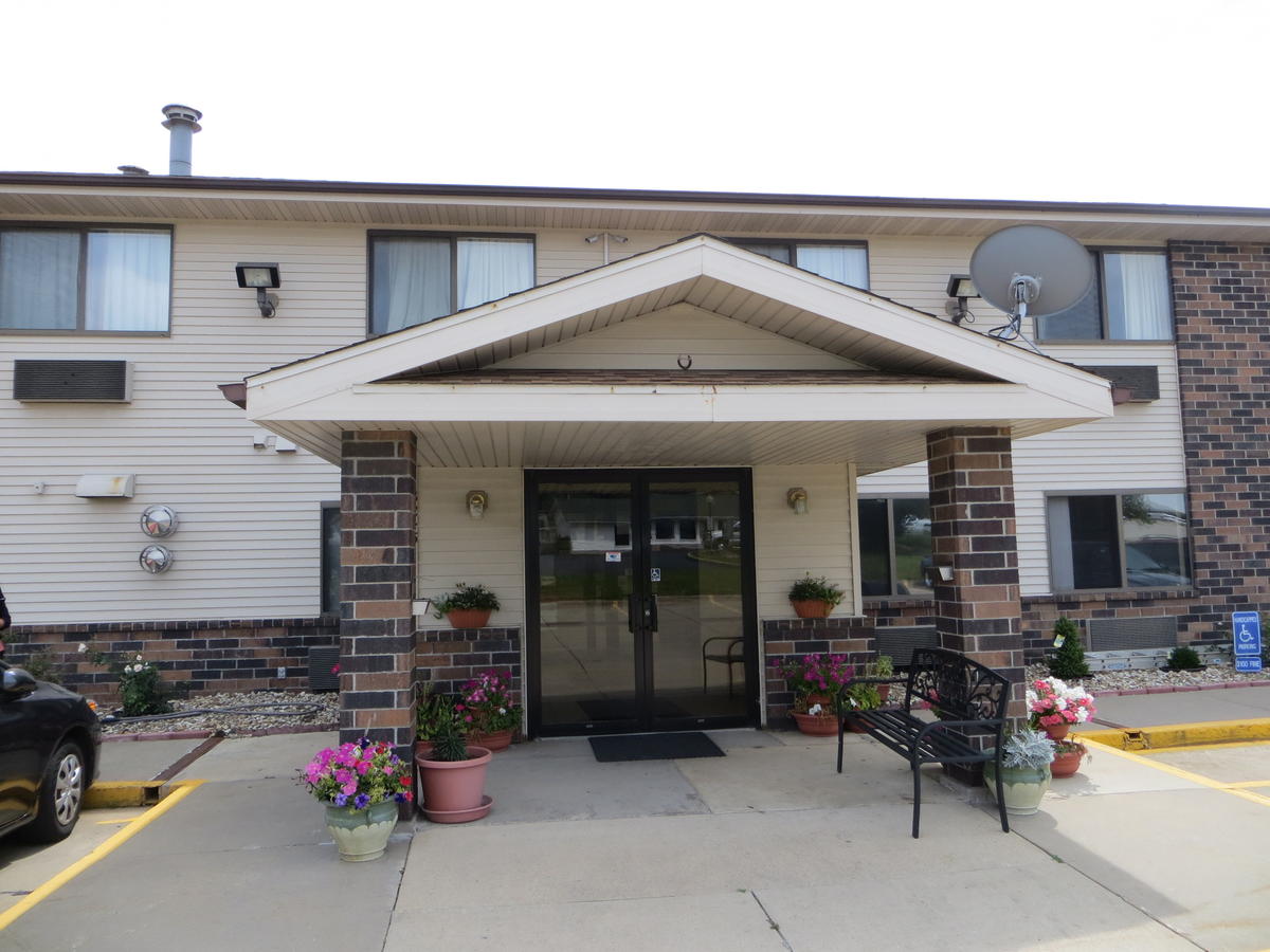 Economy Inn & Suites Cedar Rapids - thumb 0