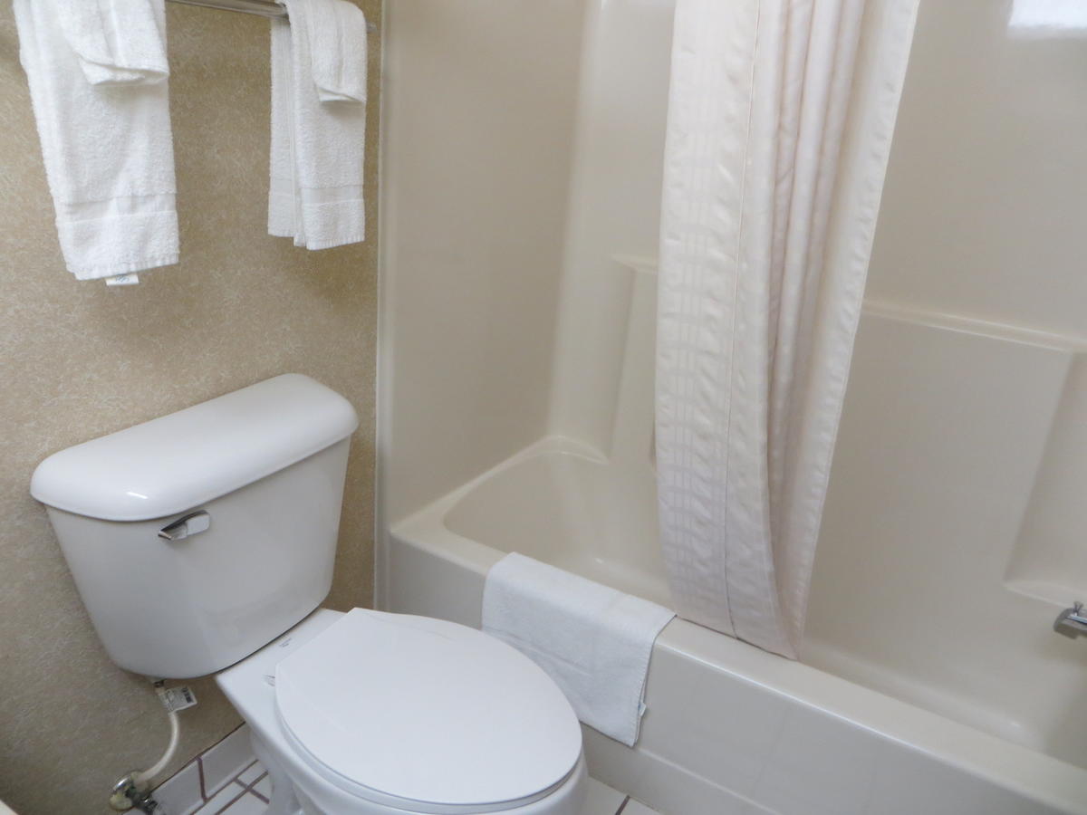 Economy Inn & Suites Cedar Rapids - thumb 42