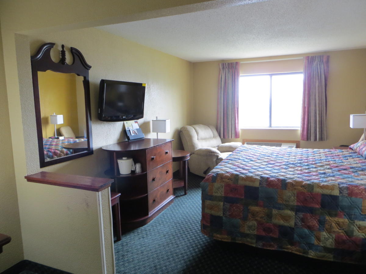 Economy Inn & Suites Cedar Rapids - thumb 10