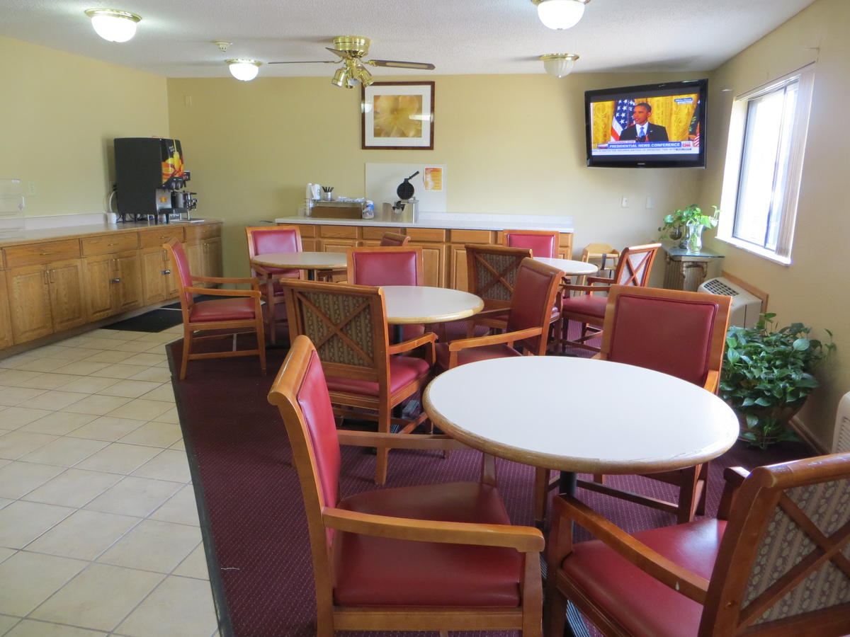 Economy Inn & Suites Cedar Rapids - thumb 30