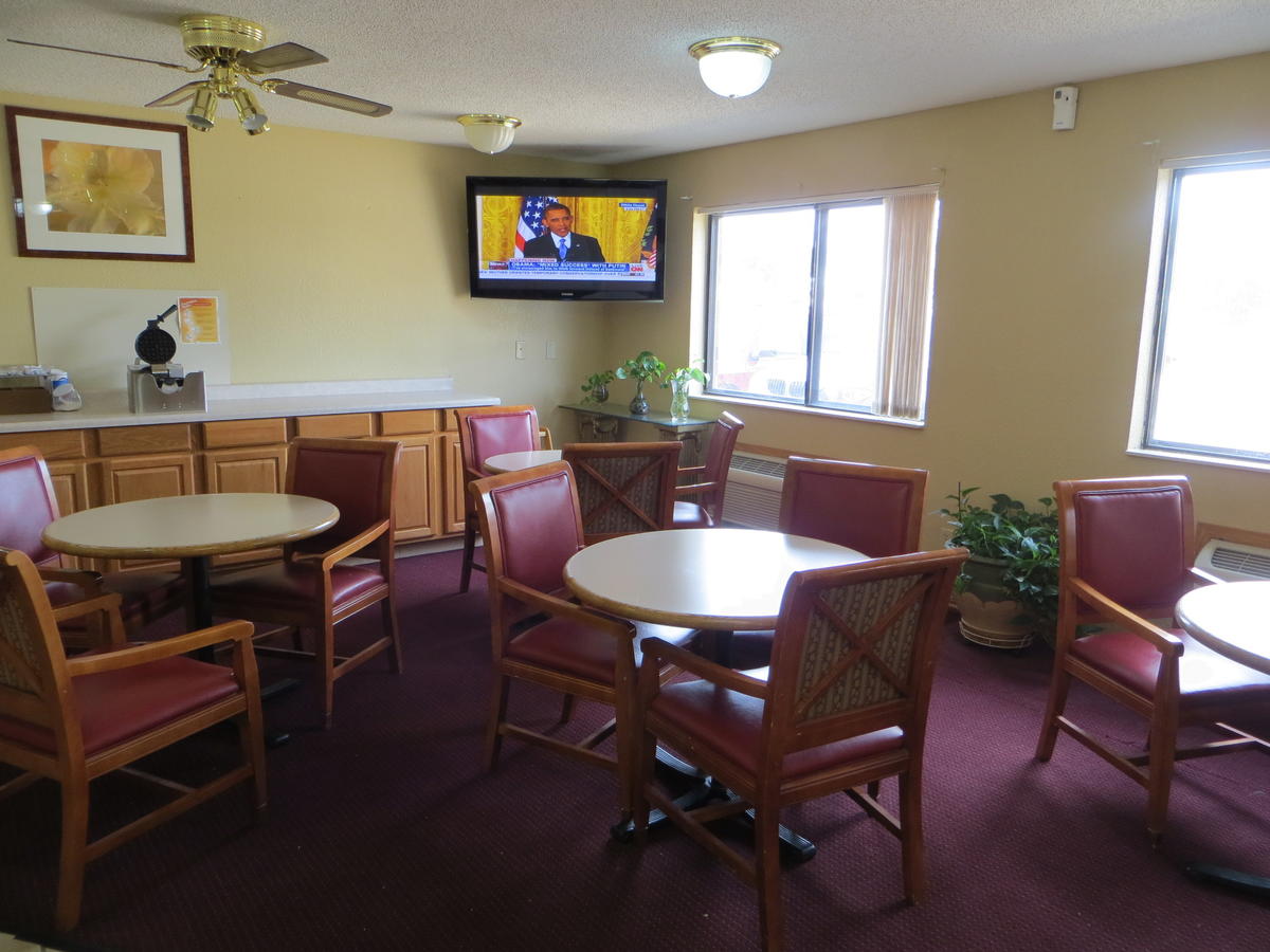 Economy Inn & Suites Cedar Rapids - thumb 25
