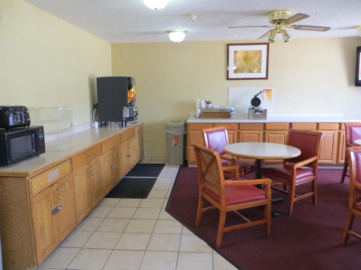 Economy Inn & Suites Cedar Rapids - thumb 28