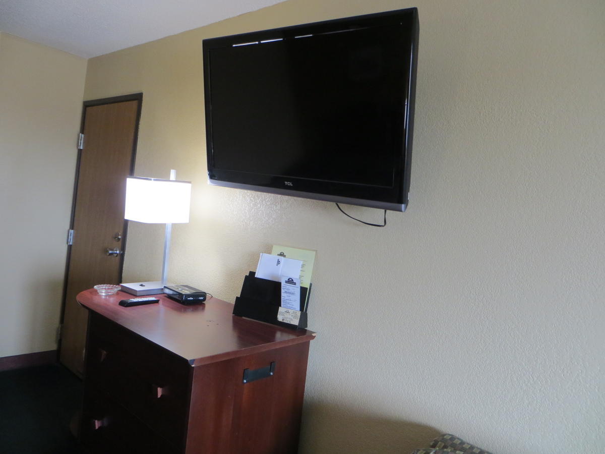 Economy Inn & Suites Cedar Rapids - thumb 35