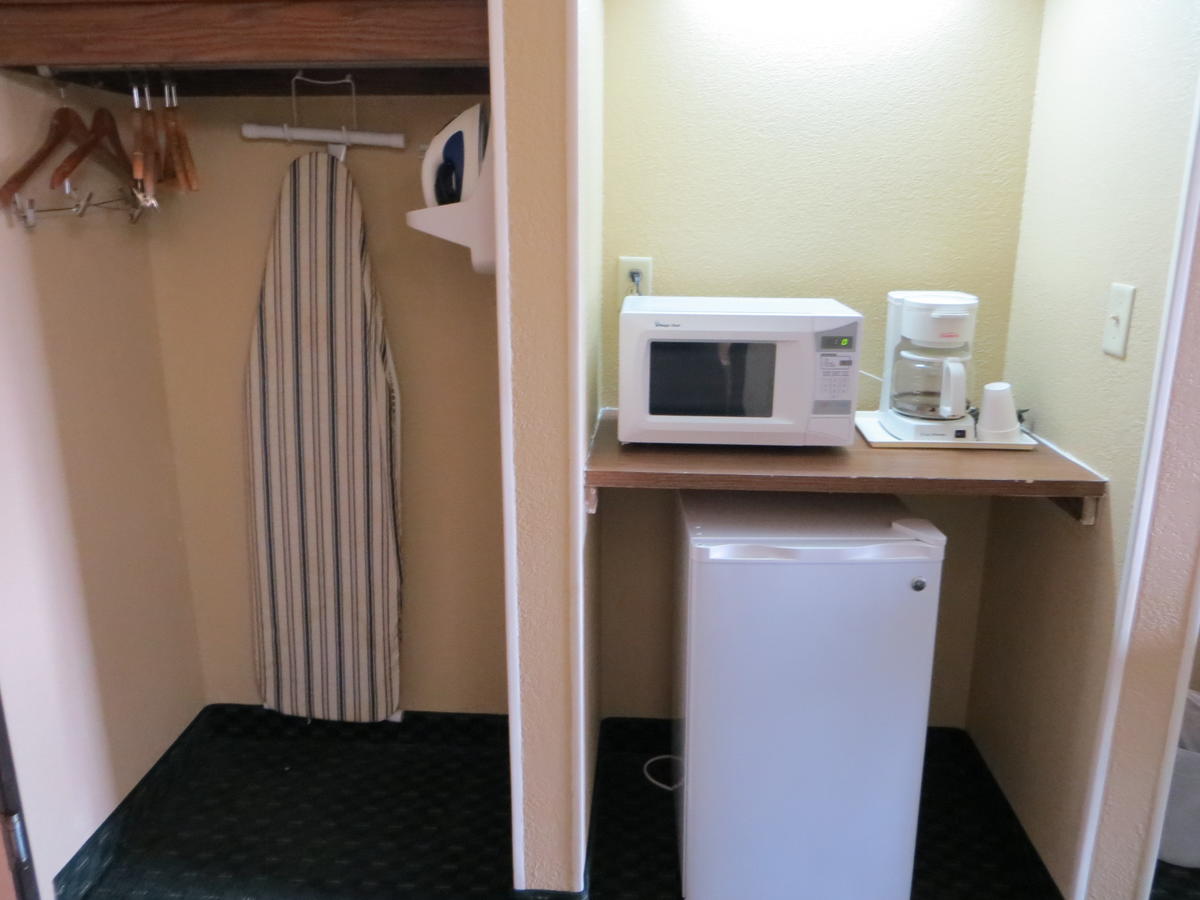 Economy Inn & Suites Cedar Rapids - thumb 15