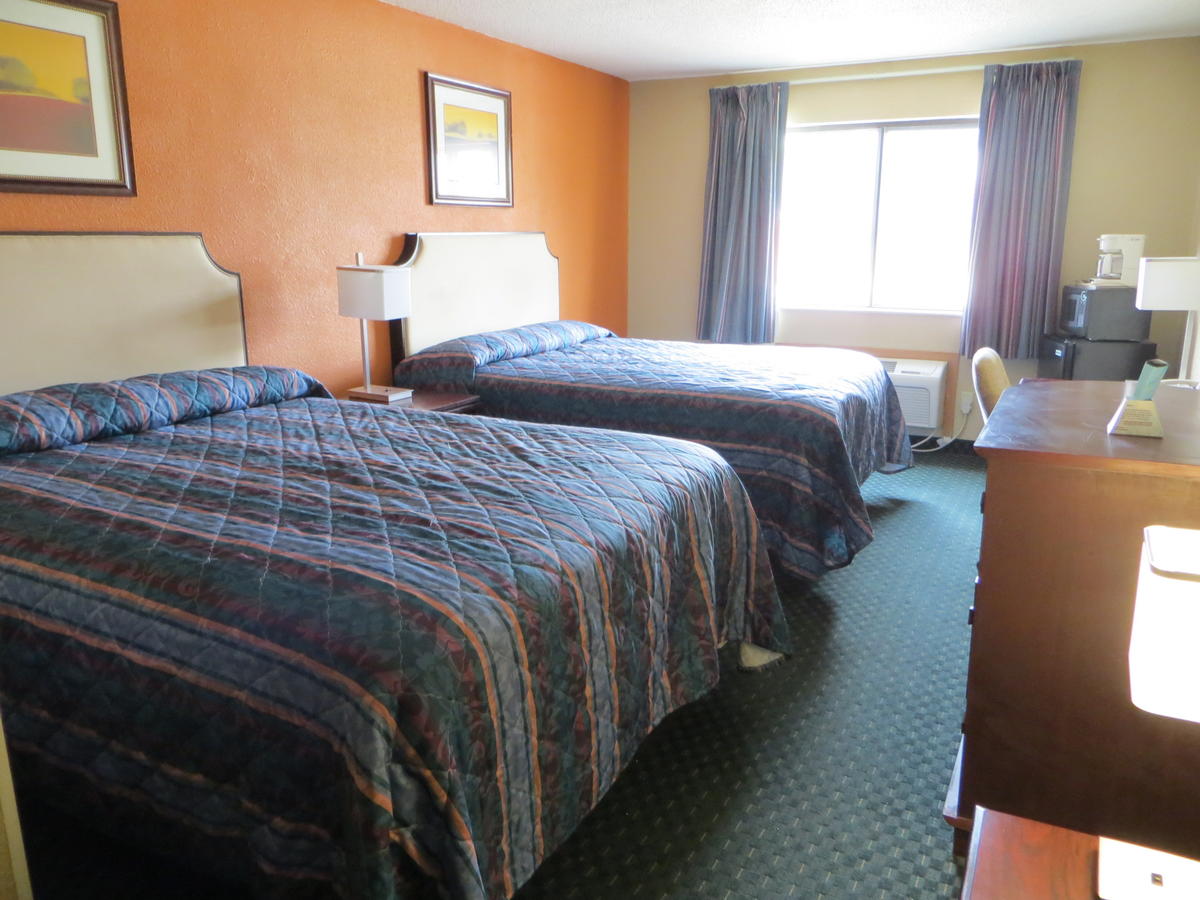 Economy Inn & Suites Cedar Rapids - thumb 41