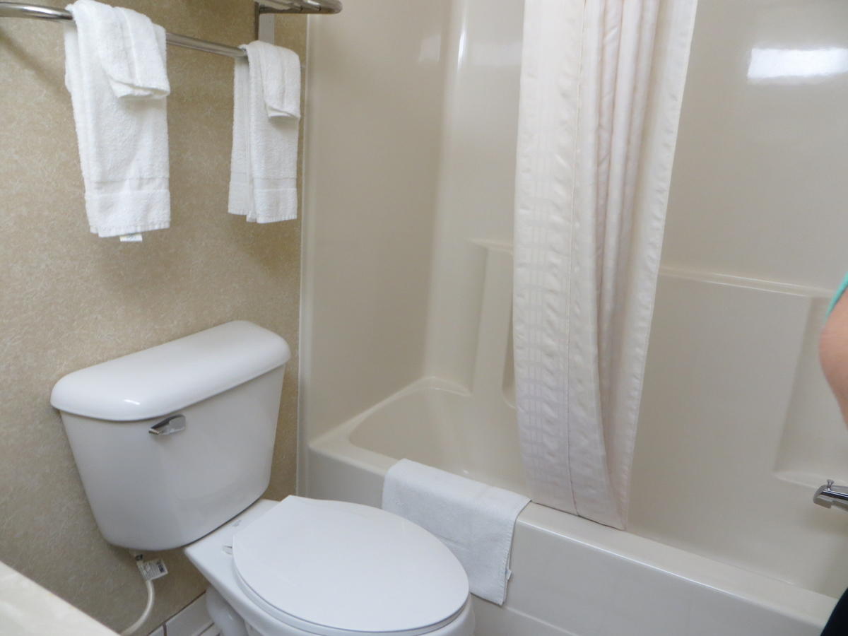 Economy Inn & Suites Cedar Rapids - thumb 20