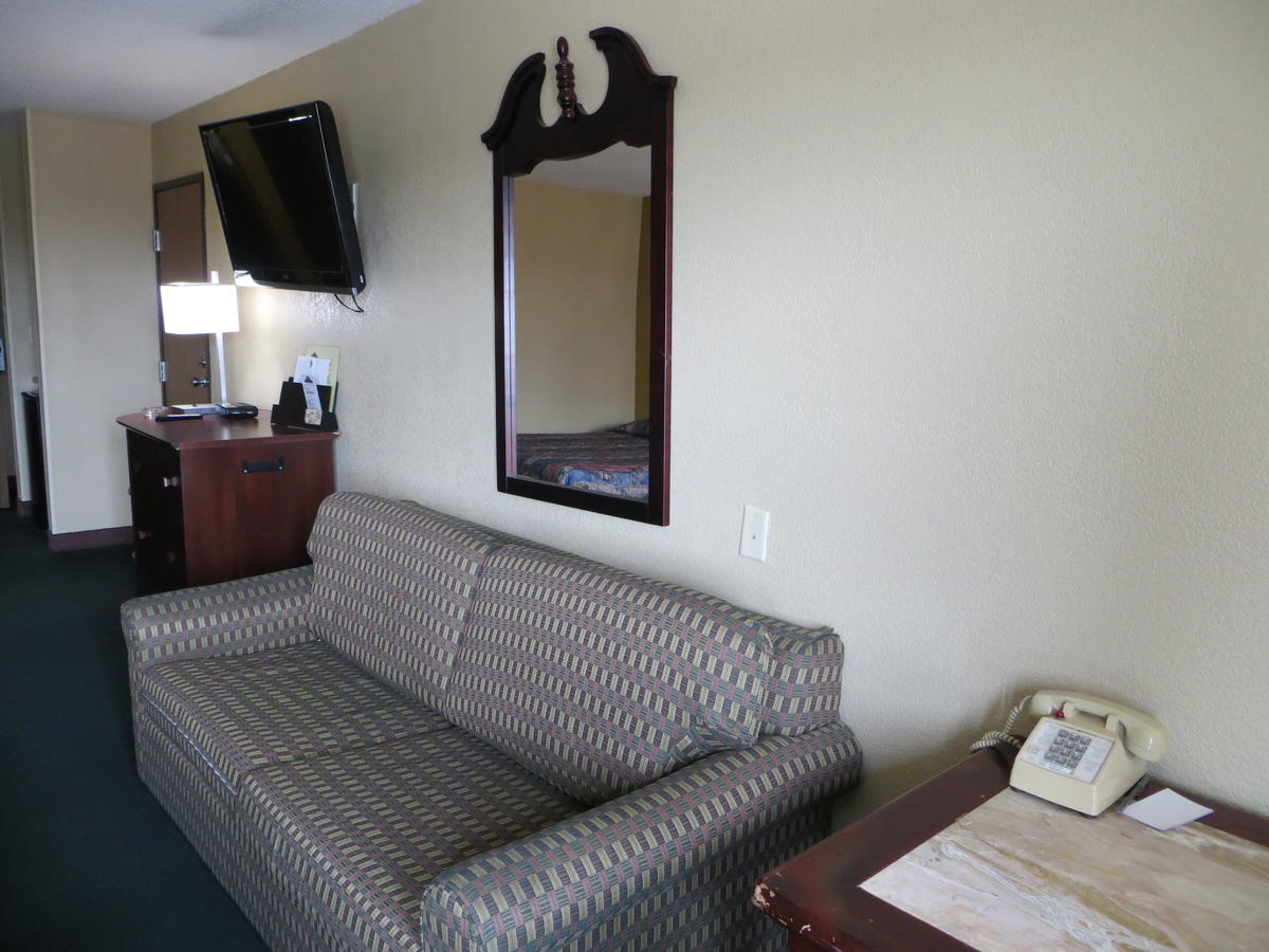 Economy Inn & Suites Cedar Rapids - thumb 36