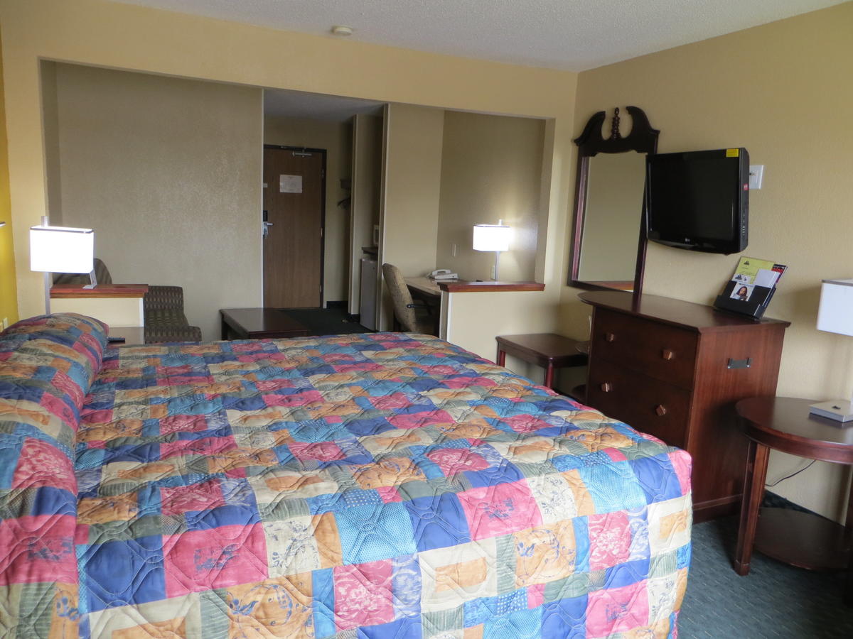 Economy Inn & Suites Cedar Rapids - thumb 4