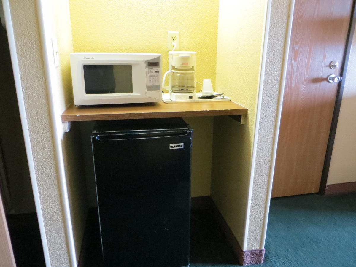 Economy Inn & Suites Cedar Rapids - thumb 6