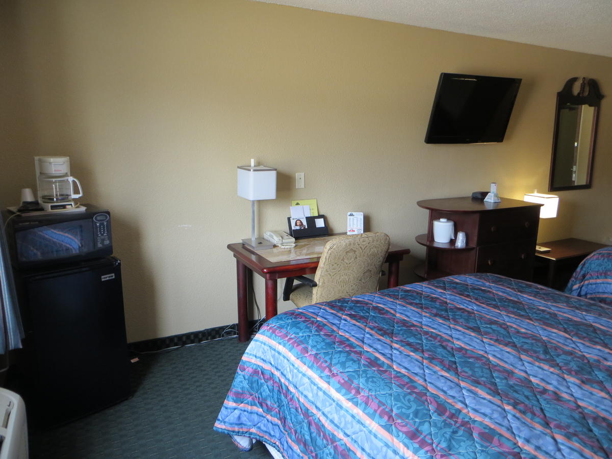 Economy Inn & Suites Cedar Rapids - thumb 12