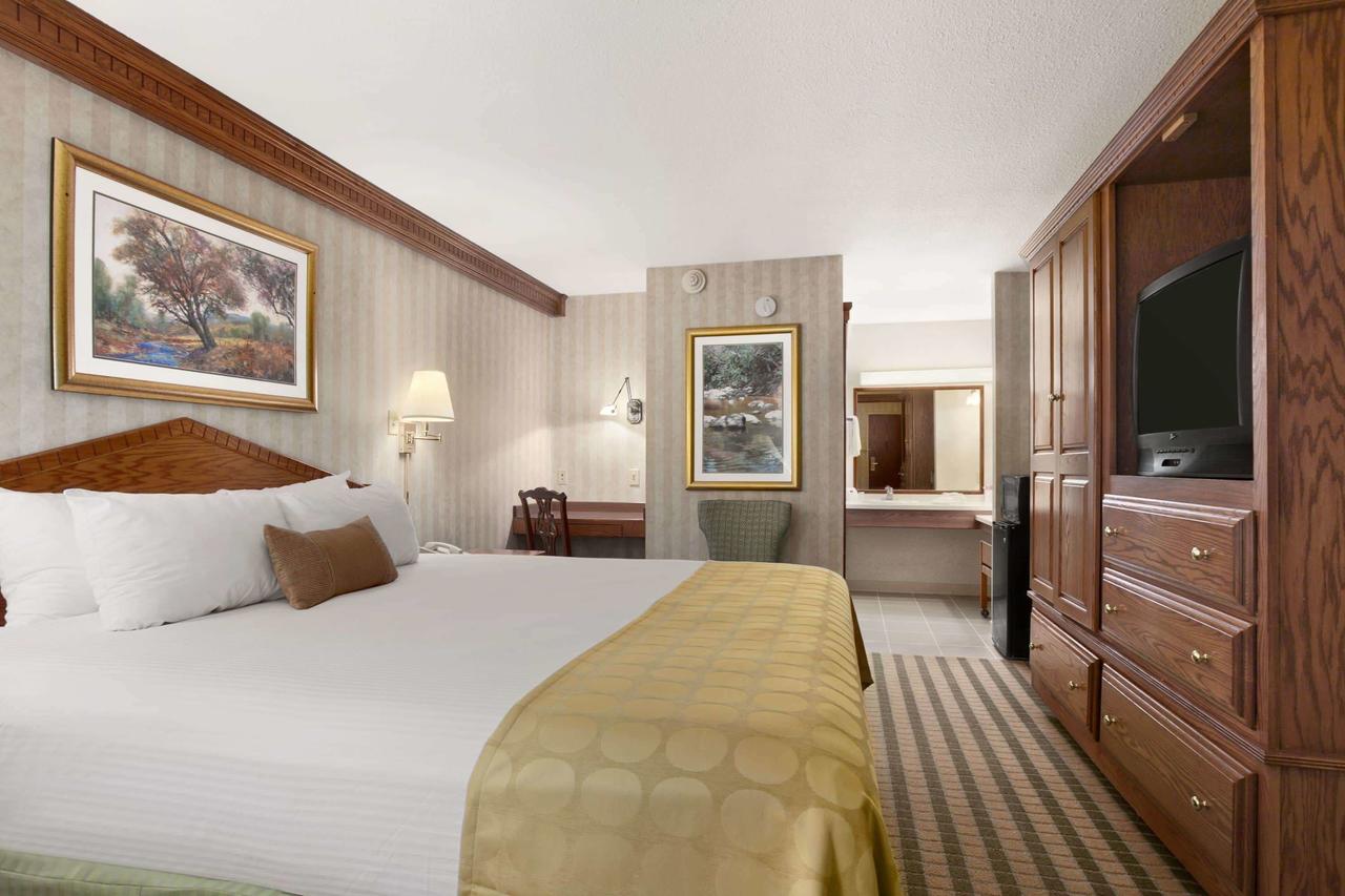 Ramada By Wyndham Saginaw Hotel & Suites - thumb 5