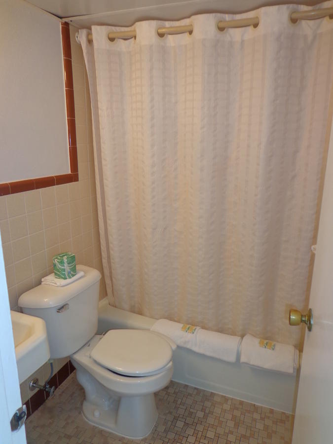 Quarterdeck Motel - thumb 12