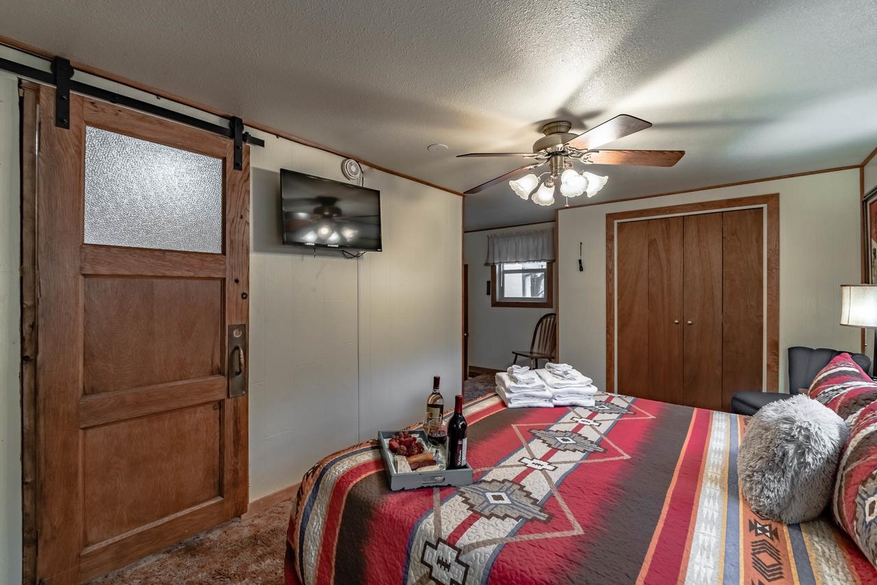 Wild Horse Retreat, 2 Bedrooms, Fireplace, WiFi, Hot Tub, Sleeps 6 - thumb 11