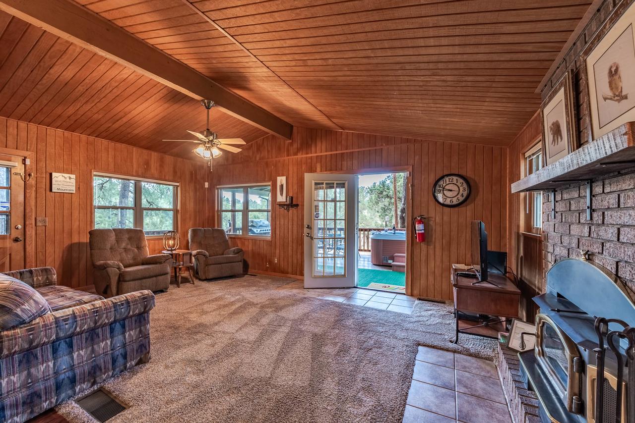 Wild Horse Retreat, 2 Bedrooms, Fireplace, WiFi, Hot Tub, Sleeps 6 - thumb 2