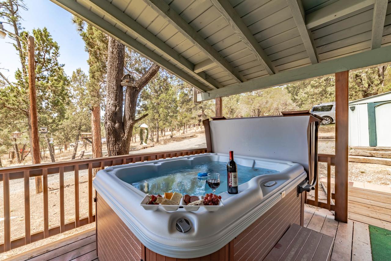 Wild Horse Retreat, 2 Bedrooms, Fireplace, WiFi, Hot Tub, Sleeps 6 - thumb 0