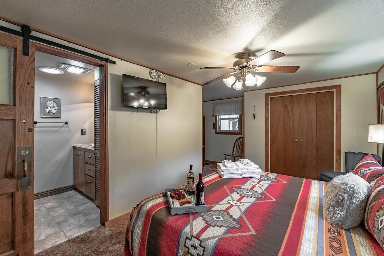 Wild Horse Retreat, 2 Bedrooms, Fireplace, WiFi, Hot Tub, Sleeps 6 - thumb 12