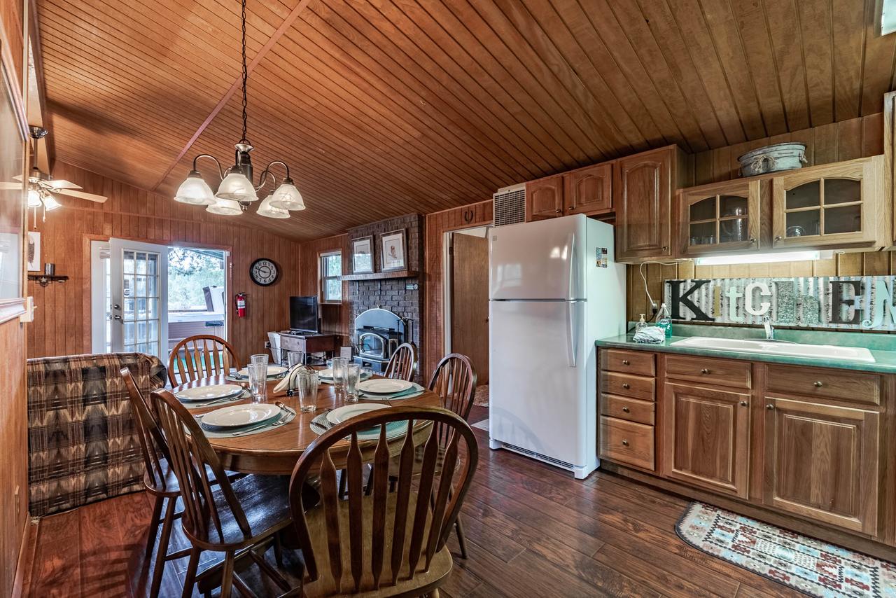 Wild Horse Retreat, 2 Bedrooms, Fireplace, WiFi, Hot Tub, Sleeps 6 - thumb 6