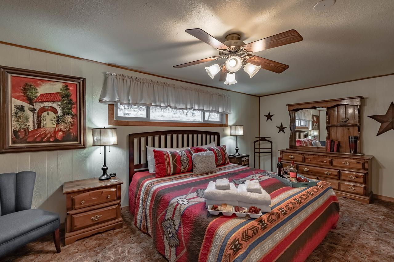 Wild Horse Retreat, 2 Bedrooms, Fireplace, WiFi, Hot Tub, Sleeps 6 - thumb 9