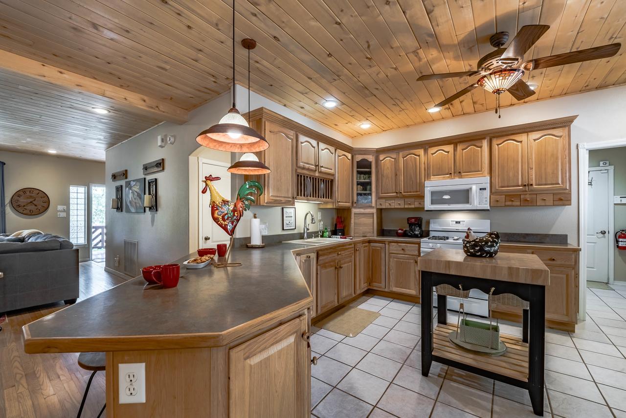 Little Creek Retreat, 4 Bedrooms, Hot Tub, Pet Friendly, Sleeps 10 - thumb 8
