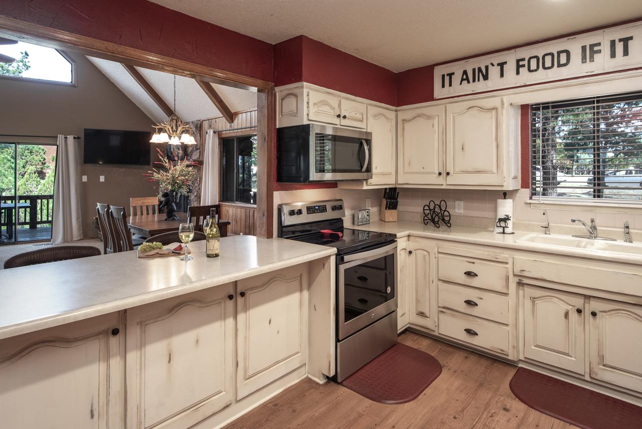 Majestic Retreat, 4 Bedrooms, Fireplace, Jetted Tub, Foosball, Sleeps 16 - thumb 8